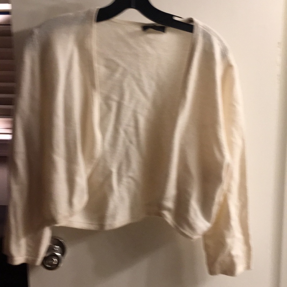 Women’s shrug sweater it’s 100% cashmere